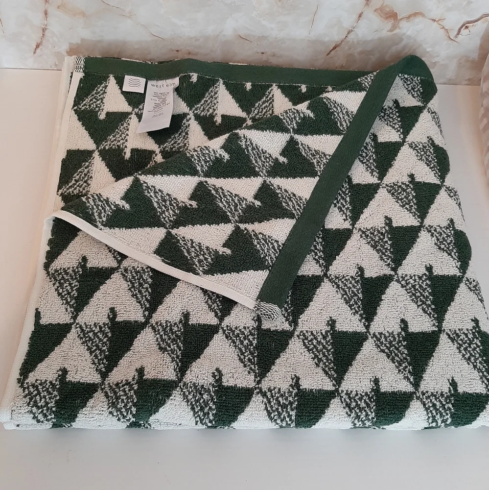 **West Elm Modern Pine Tree Jacquard Bath Towel (1 Towel)